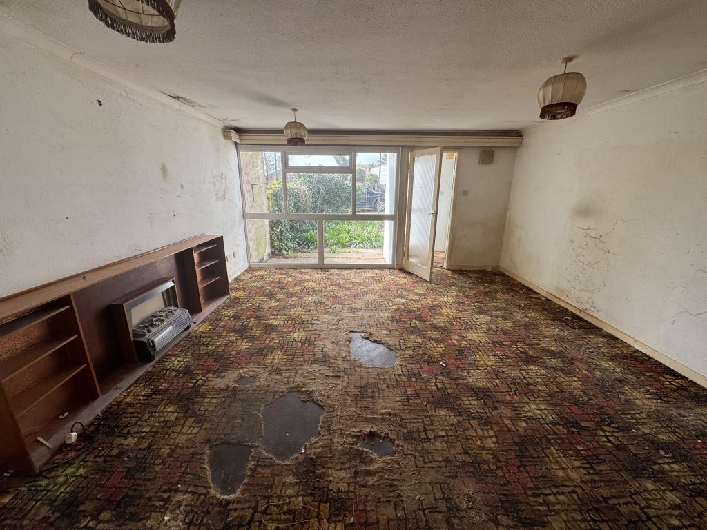 Lot: 157 - TWO-BEDROOM LINKED BUNGALOW FOR UPDATING AND REPAIR - Living room